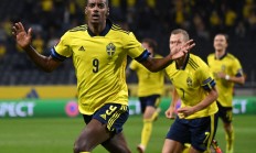 爱游戏官网网页版入口-包含欧预赛激情进行中，球场上一幕幕扣人心弦的词条