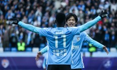 爱游戏-包含大连人主场逼平上海申花，保持不败纪录的词条