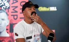 爱游戏体育平台-瑞典拳击选手技压群雄，实力超群