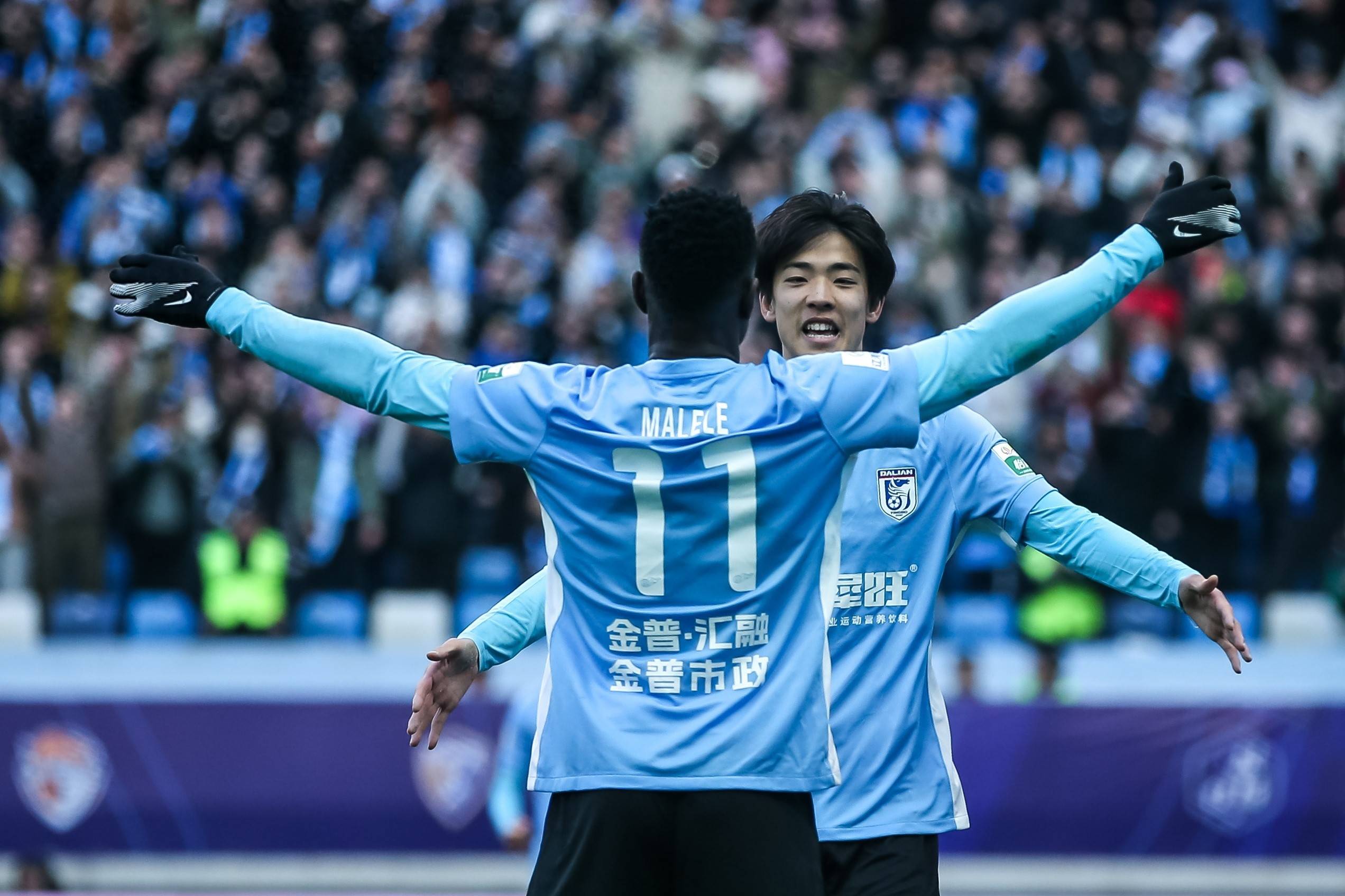 包含大连人主场逼平上海申花，保持不败纪录的词条