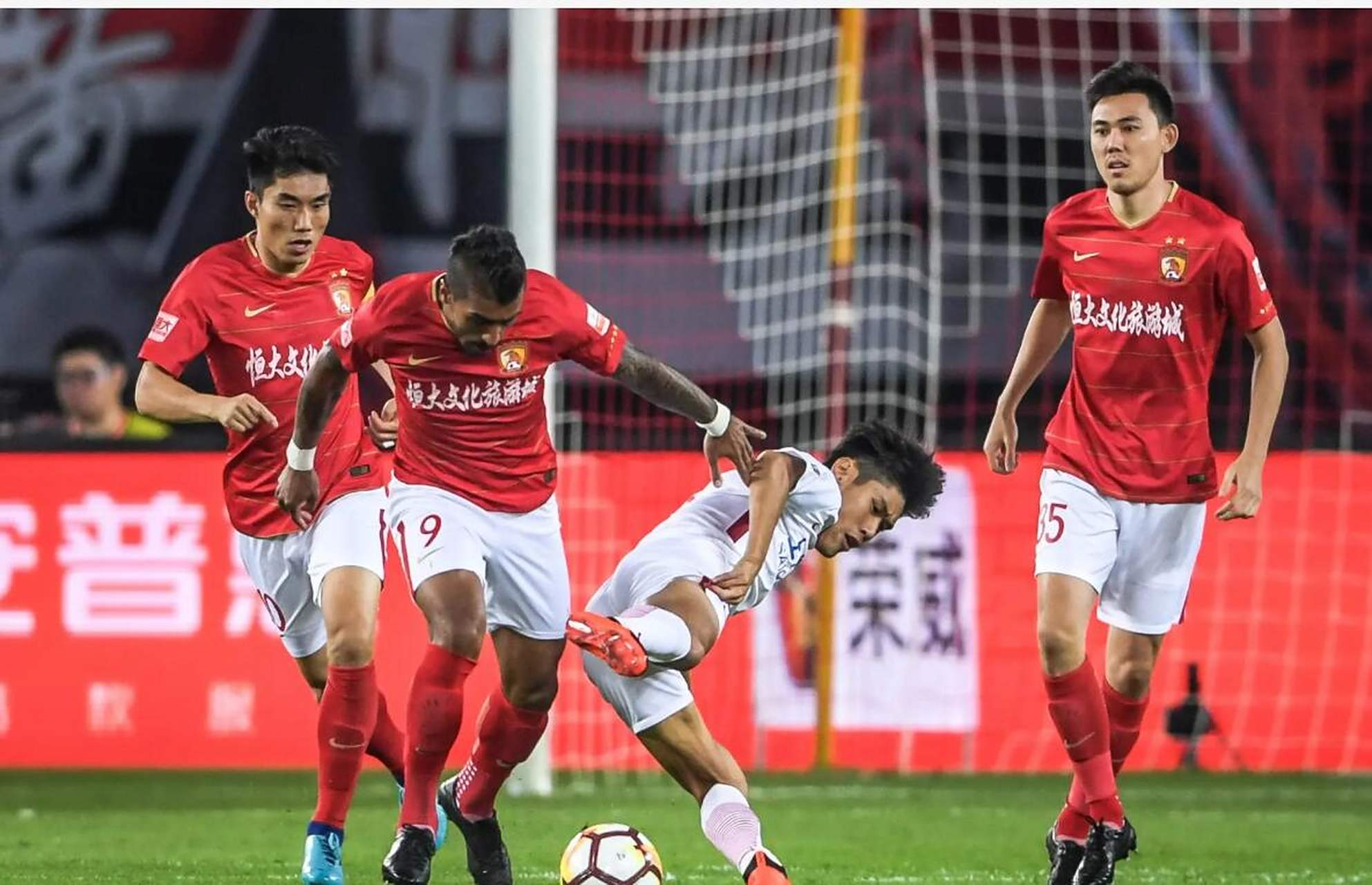 江苏足坛震荡，恒大三连胜终结，争冠形势变数