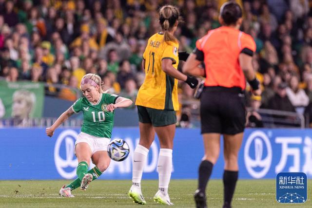 澳洲女足队在比赛中取得胜利