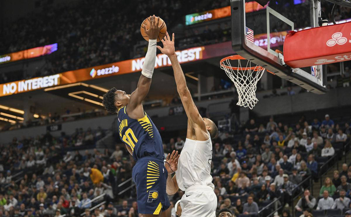 黄蜂球员展现团队合作精神,艰难战胜对手的简单介绍 黄蜂球员展现团队合作精神,艰难战胜对手的简单介绍