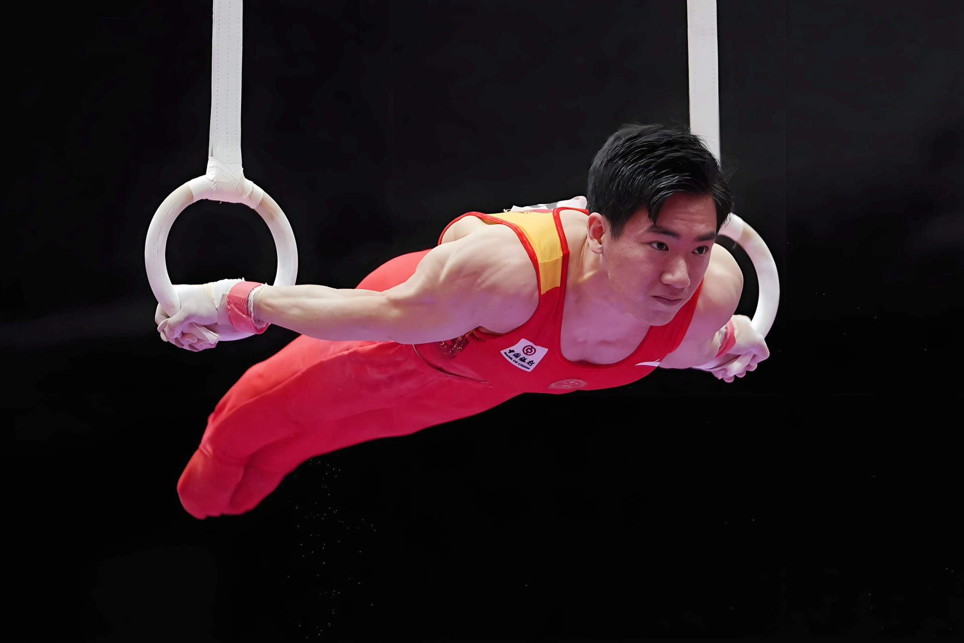 体操赛场上悬念重重，谁将夺得金牌