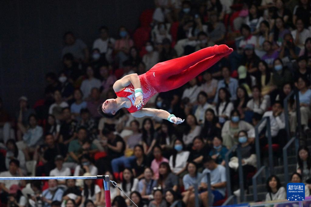 体操赛场上悬念重重，谁将夺得金牌