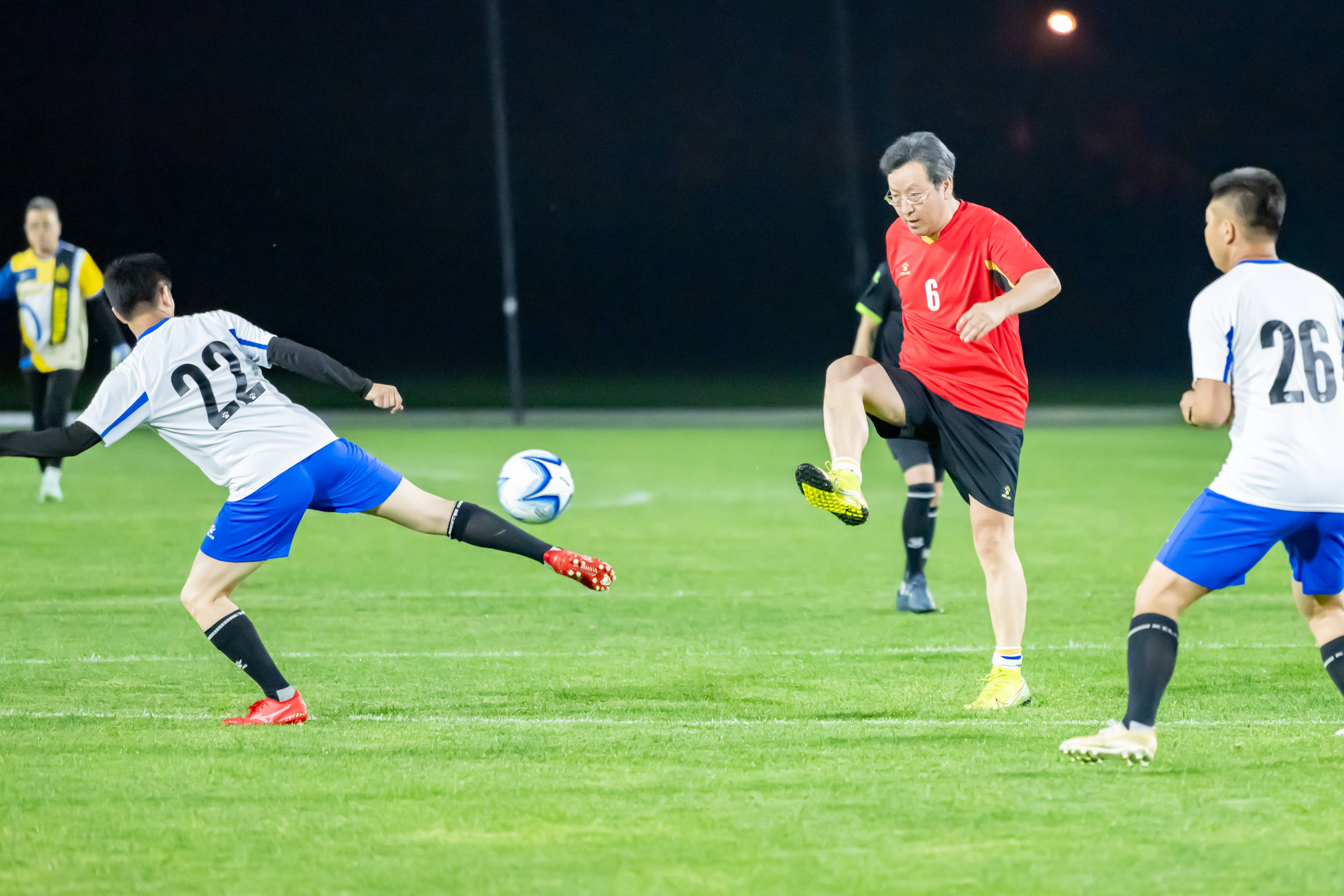 足球明星们在场上展现出色技术 足球明星们在场上展现出色技术