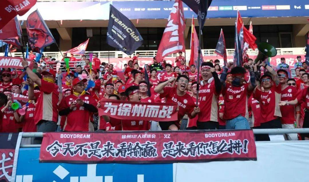 激烈比拼中球员身心俱疲,拼尽全力 激烈比拼中球员身心俱疲,拼尽全力