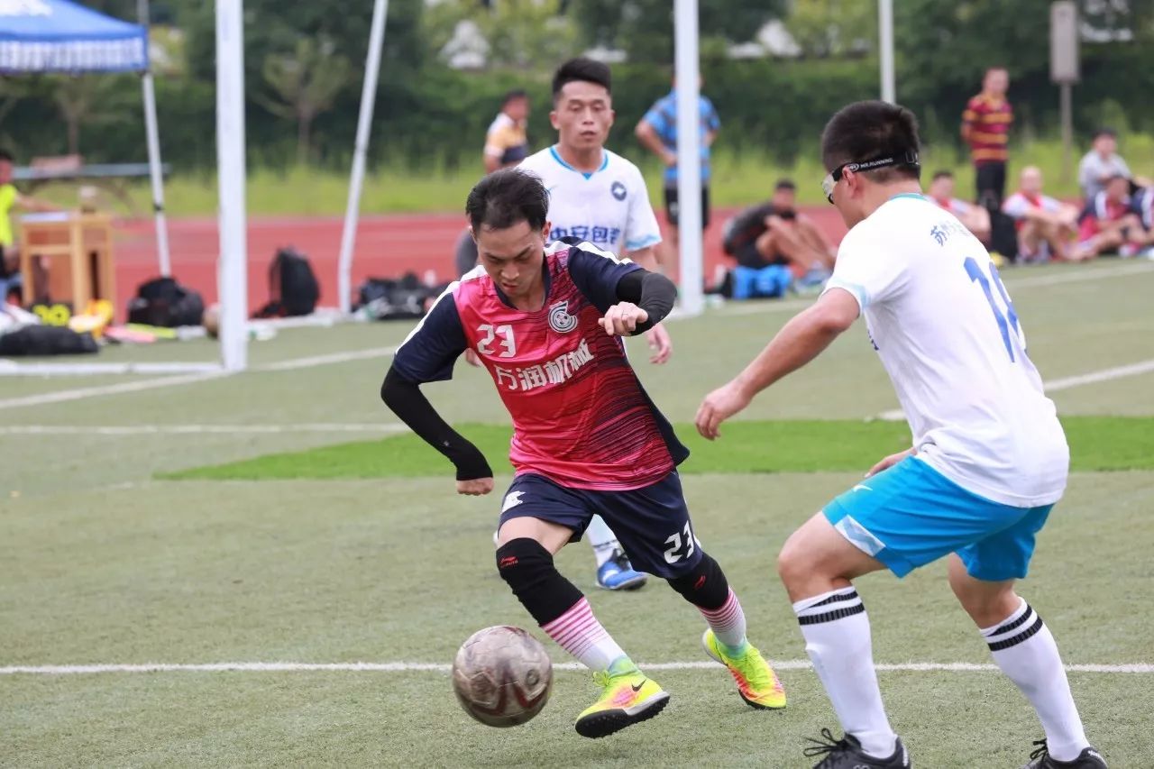 欧洲足球热点战报,球迷心情百感交集的简单介绍 欧洲足球热点战报,球迷心情百感交集的简单介绍