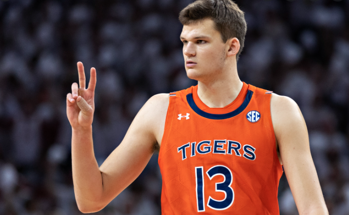 未来之星：爵士外线新秀演绎全新篮球课的简单介绍