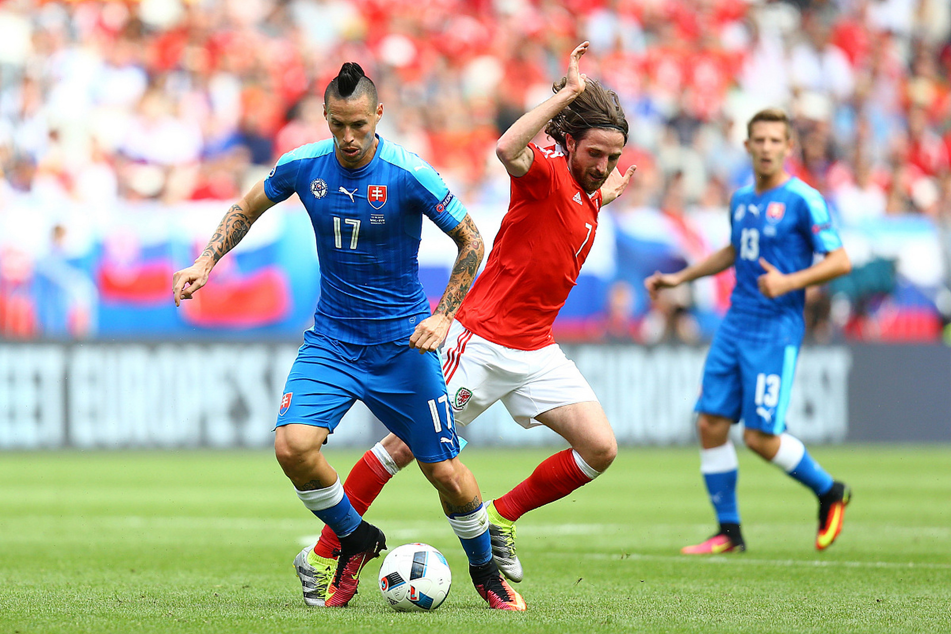 非洲球员在国际比赛中展现出色的技术 非洲球员在国际比赛中展现出色的技术