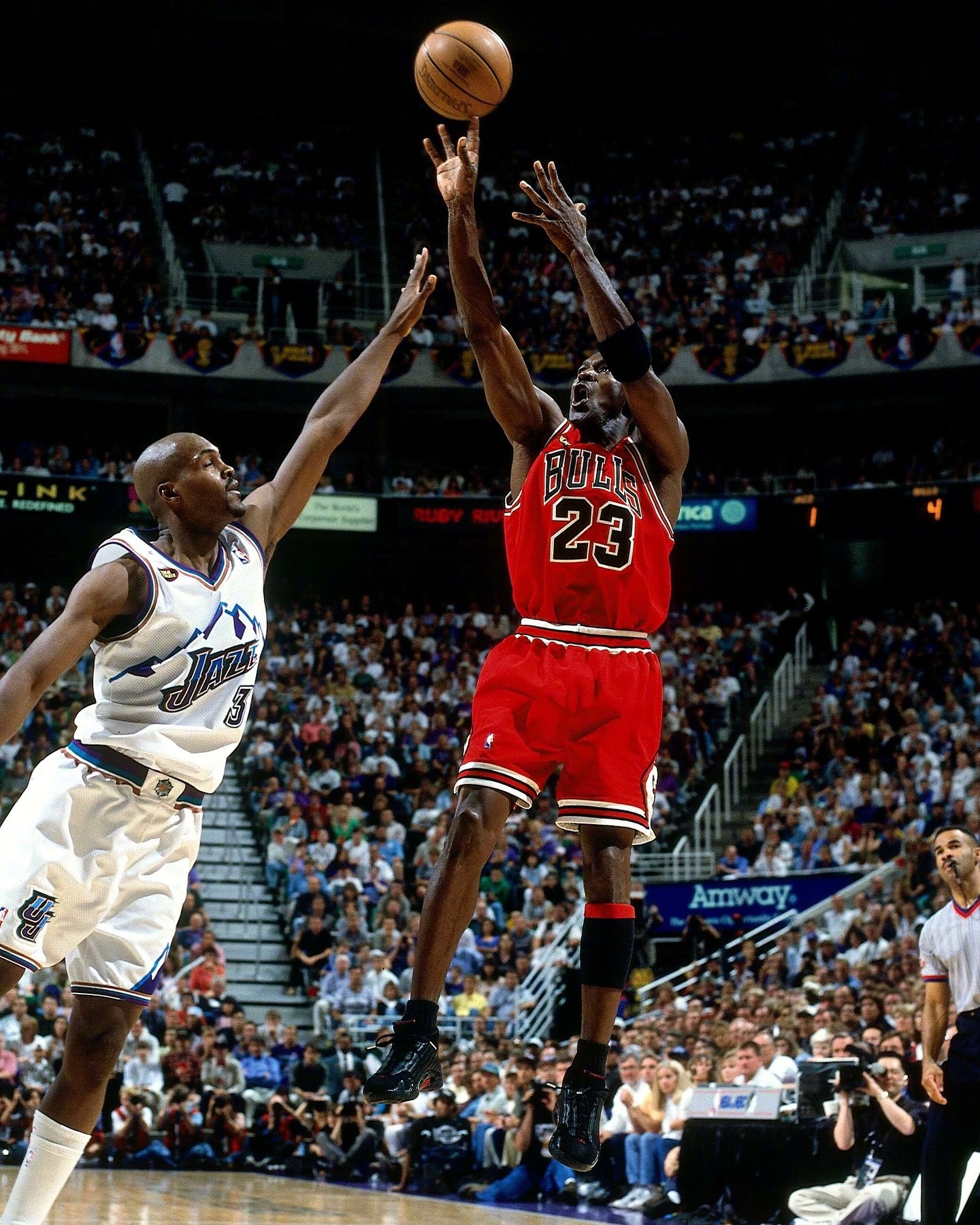 公牛绝杀夺冠军战，引发球迷狂欢的简单介绍