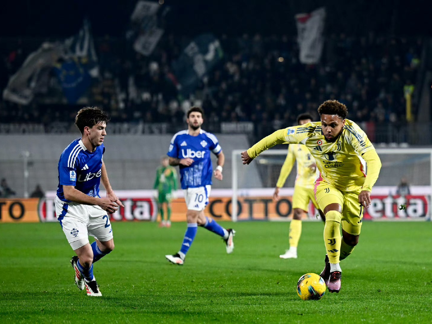 尤文图斯客场遭遇惨败,米兰双雄继续领跑 尤文图斯客场遭遇惨败,米兰双雄继续领跑