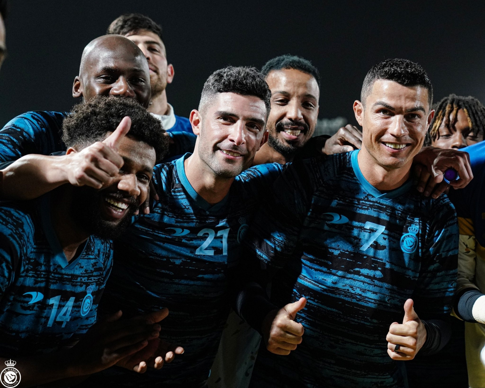 汉堡球队举行庆功宴,全队齐聚共庆胜利 汉堡球队举行庆功宴,全队齐聚共庆胜利