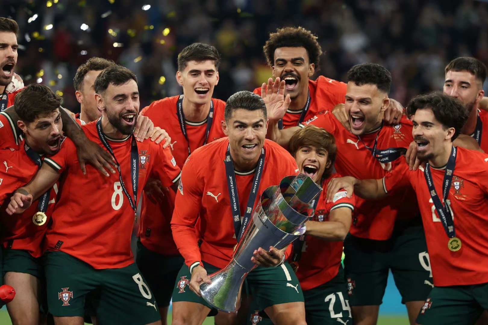 足球联赛中各队角逐冠军，比赛氛围热烈的简单介绍