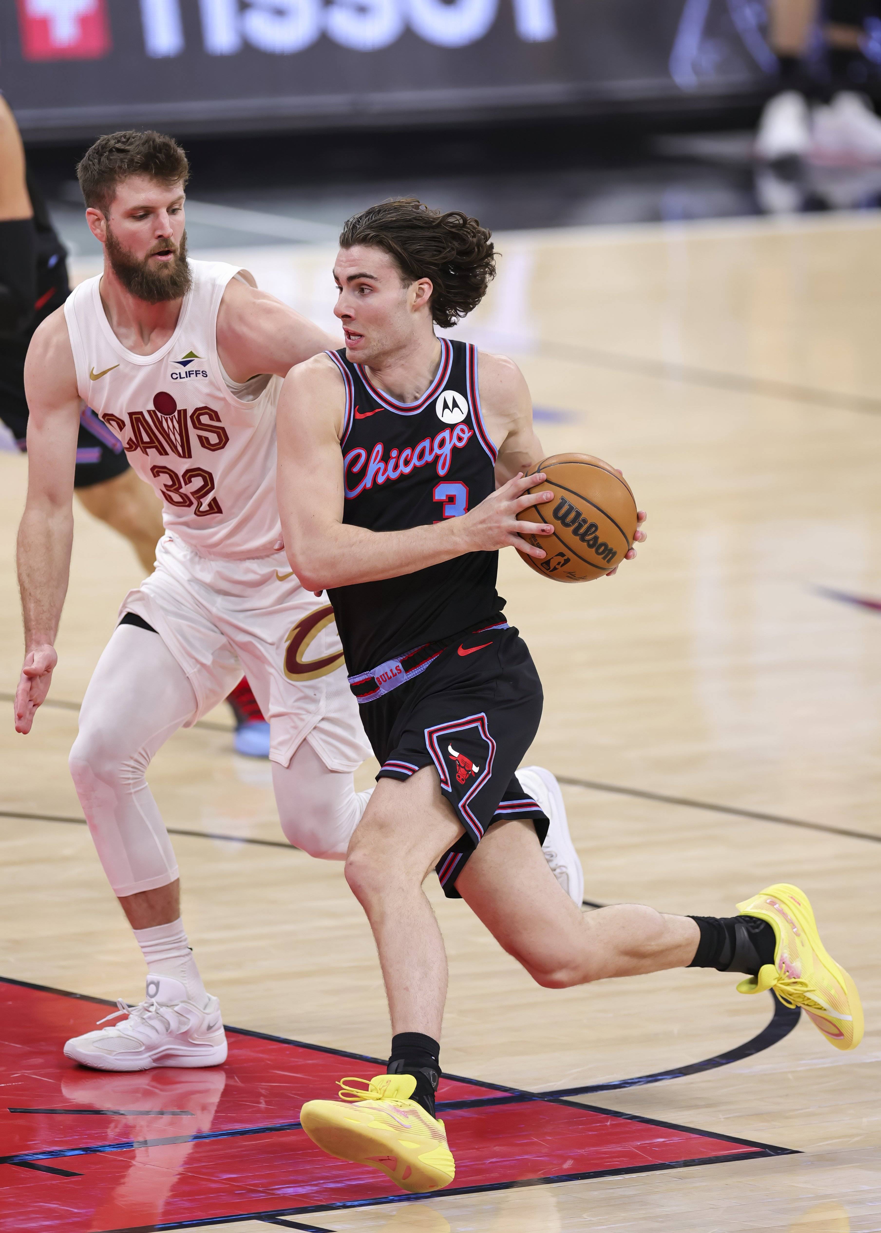 公牛队新赛季首场胜利引发全队庆祝的简单介绍